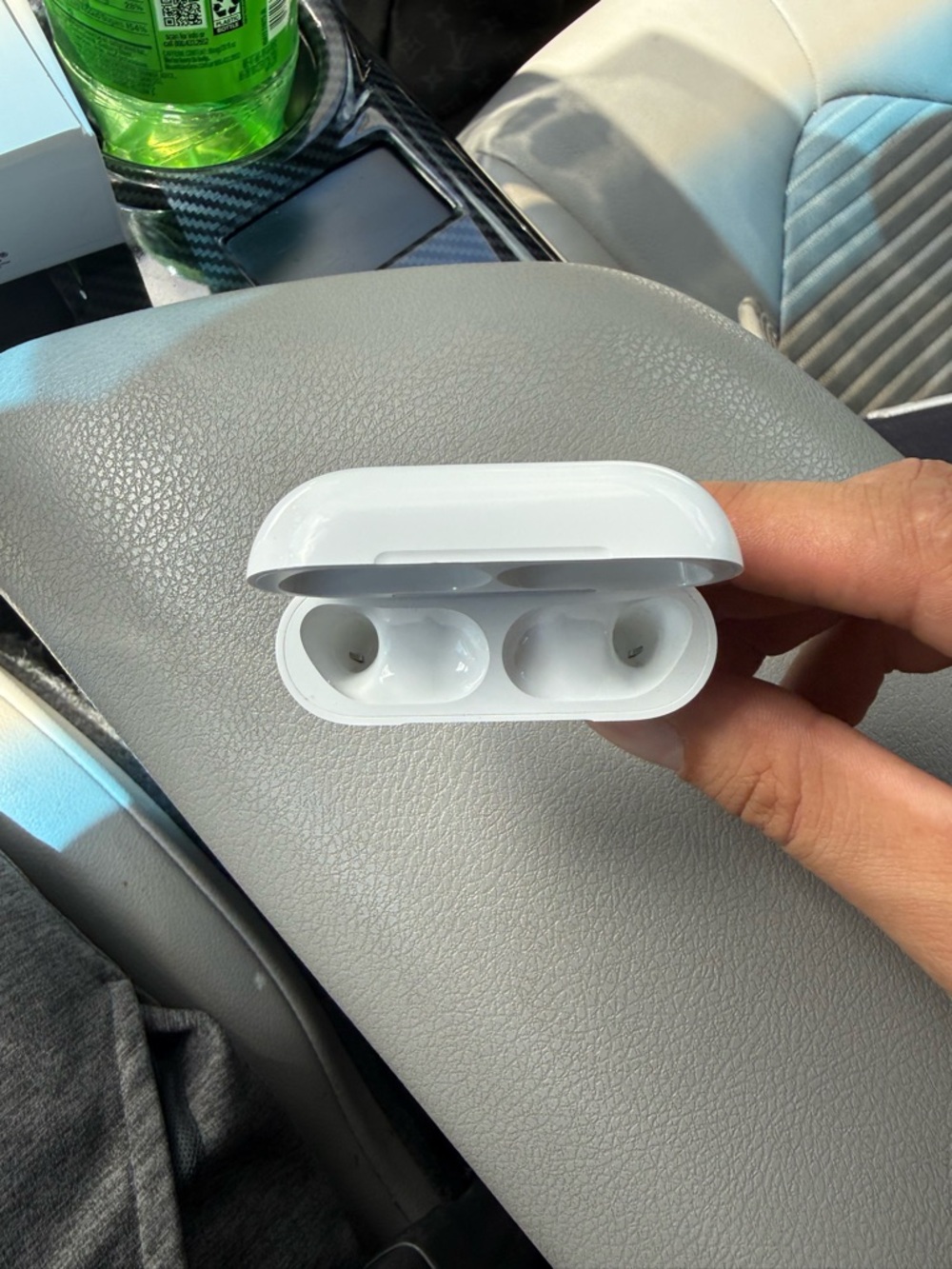 Apple AirPod Pro 3rd Generation - Picture 2 of 5